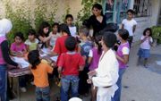 Amoun Sleen geeft les aan een groepje kinderen in Israël. beeld RD