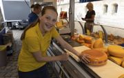 Ook het snijden van kaas hoort bij het vakantiewerk van Annerinde Hogendoorn. beeld Martin Droog
