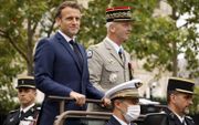 De Franse president Emmanuel Macron en de stafchef van het leger, woensdag tijdens de Franse nationale feestdag Quatorze Juillet. beeld AFP, Ludovic Marin