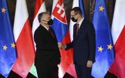 De Hongaarse premier Viktor Orban (l.) met zijn Poolse collega Mateusz Morawiecki (r.). beeld AFP, Bartosz Siedlik