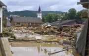 In het Duitse gehucht Schuld verwoestte de rivier Ahr ten minste zes huizen. De kerk bleef overeind staan. beeld DPA, Thomas Frey