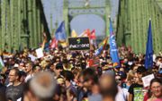 Mensen namen zaterdag deel aan de gay pride-parade in de Hongaarse hoofdstad Boedapest. beeld AFP, Ferenc Isza