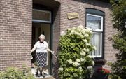 Margo Leeflang in de deuropening van haar woning in Ouddorp.   beeld RD, Anton Dommerholt