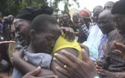 Een Nigeriaanse moeder knuffelt haar dochter, die op 5 juli samen met nog ruim 120 leerlingen van de Bethel Baptist High School in Damishi werd ontvoerd. De gewapende aanvallers, vermoedelijk islamitische Fulaniherders, bestormden de school in de noordwestelijke staat Kaduna, terwijl de kinderen lagen te slapen in hun nachtverblijven. beeld AFP