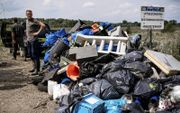 Vrijwilligers verzamelden een berg afval tijdens een grote schoonmaakactie in de gebieden rondom de Maas. Na de watersnood is er veel afval in de natuur terechtgekomen. beeld ANP, Rob Engelaar
