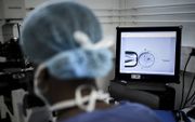 Een medewerker van Hôpital Tenon in Parijs voert een ivf-behandeling uit. De kosten van de behandeling zijn voor homostellen nog niet aftrekbaar van de belasting. beeld AFP, Philippe Lopez
