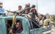 Talibanstrijders rijden door Kabul. beeld AFP, EPA/Stringer