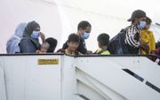 Passagiers uit een vlucht vanuit Kabul na aankomst in België, dinsdag. beeld EPA, Stephanie Lecocq