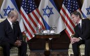 De Israëlische premier Naftali Bennett (l.) sprak woensdag in Washington al met de Amerikaanse minister van Buitenlandse Zaken Antony Blinken. Donderdag ontmoet hij president Joe Biden. beeld AFP, Douliery Pool
