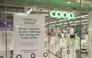 ”Tijdelijk gesloten. We hebben een IT-storing” meldt deze vestiging van Coop in het Zweedse Stockholm aan zijn klanten. De supermarktketen was op 3 juli het slachtoffer van een omvangrijke aanval met ransomeware.  beeld EPA, Ali Lorestani