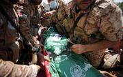 Hamasmilities begraven Osama Deij, een 32-jarige man die gedood werd bij anti-Israëlprotesten op 21 augustus. beeld EPA, Mohammed Saber