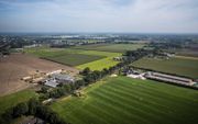 Een boerderij in het Brabantse Someren. Het kabinet heeft plannen op tafel liggen om productierechten van boeren en landbouwgrond op te kopen en desnoods te onteigenen.  beeld ANP, Rob Engelaar