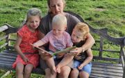 Eline Crum-Bikker leest haar kroost regelmatig voor. beeld familie Crum