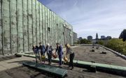Op concert- en congresgebouw de Doelen in het centrum van Rotterdam zijn maandag kratten neergelegd voor waterberging. Later volgt er groene beplanting. beeld ANP, Robin van Lonkhuijsen