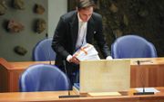 Minister Hoekstra overhandigt de Miljoennennota aan de voorzitter van de Tweede Kamer. beeld ANP, Phil Nijhuis