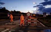 Wegwerkers sloten maandag de oprit naar de A12 af. De snelweg is negen dagen dicht voor onderhoud. beeld ANP, Robin Lonkhuijsen