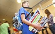 Brugpieper sjouwt met schoolboeken. beeld ANP, Koen Suyk