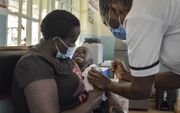 Een kind in de Keniaanse stad Yala werd eerder deze maand gevaccineerd tegen malaria. beeld AFP, Brian Ongoro