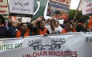 Pakistaanse activisten komen tijdens een demonstratie op voor de rechten van minderheden. beeld AFP, Arif Ali