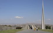Bezoekers van het nationale genocidemonument in de Armeense hoofdstad Jerevan. beeld Floris Akkerman