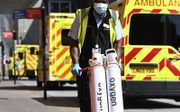 Medisch personeel sleept met zuurstofflessen bij een ziekenhuis in Londen. Engeland heeft nu anderhalf keer zoveel ic-bedden als voor de coronacrisis. beeld EPA, Andy Rain