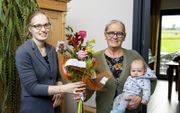 Everinda de Jong waardeert het dat Marry den Hartog zoveel tijd en energie steekt in het breien van babysloffen. Ieder kind dat wordt geboren in de kerkelijke gemeente krijgt een paar. beeld Cees van der Wal
