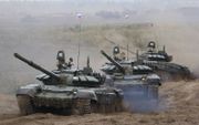 Russische tanks rukken op tijdens de militaire oefening Zapad2021.  beeld Russisch ministerie van Defensie