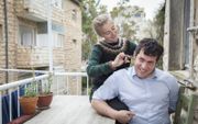 Een jonge Duitse vrouw knipt het haar van haar Israëlische partner. beeld Katja Harbi