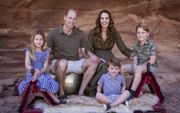 De kerstkaart van 2021 van prins William en hertogin Catherine met hun kinderen: George, Charlotte en Louis. beeld AFP, Kensington Palace