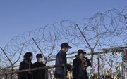 De zwaarbewaakte grens tussen de Korea’s. beeld AFP, Jung Yeon-je
