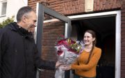 Marius van der Valk geeft zijn nichtje Hendriëtte een bloemetje. „Als jonge moeder van drie zette ze zich met hart en ziel in voor mijn ouders” beeld Dirk Hol
