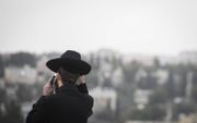 Veel ultraorthodoxe Joden gebruiken hun telefoon alleen om te bellen. beeld Flash 90, Hadas Parush