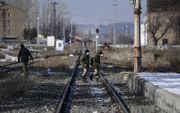 Jongens lopen op de sporen bij treinstation Akyaka, dichtbij de Turks-Armeense grens. beeld AFP, Ozan Kose
