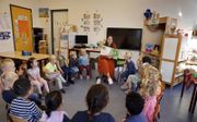 Juf Tea Hubregste werkt als kleuterjuf op de Prins Mauritsschool in Delft – „een evangelisatieschool.” Ruim 20 procent van de kinderen heeft geen religieuze achtergrond. beeld Roel Dijkstra