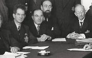 Een deel van de Joodse Raad met Arnold van den Bergh (tweede van links). beeld ANP