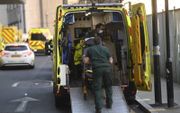 Ambulances in de rij bij het Royal Hospital London, 5 januari 2022. De Britse National Health Security staat door corona onder grote druk. beeld EPA, Neil Hall