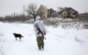 Oekraïense militair loopt in het dorp Peski in de regio Donetsk, dicht bij de frontlinie. beeld AFP, Anatolii Stepanov