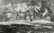 Ongewenst beeld: Nederlandse mariniers rennen langs een brandende kampong (juni 1946). beeld Verzetsmuseum