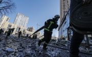 Een brandweerman in Kiev. beeld EPA, Sergey Dolzhenko