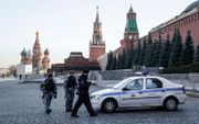 Politieagenten patrouilleren dinsdag op het Rode Plein in Moskou. beeld EPA, Yuri Kochetkov
