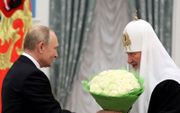 President Poetin (l.) feliciteert patriarch Kirill. beeld AFP, Mikhail Metzel