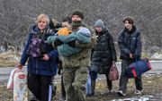 Oekraïense vluchtelingen steken de grens met Polen over. beeld AFP, Louisa Gouliamaki