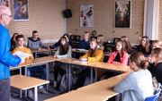 Oekraiense leerlingen (midden) op de Gomarus Scholengemeenschap in Gorinchem. Gymdocent Pieter Kleppe is dankbaar dat hij wat mag betekenen voor de Oekrainers. „Wel vraag ik me sterk af: waarom nu wel? En niet bij Syrische vluchtelingen?” beeld Dirk Hol
