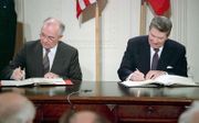De Amerikaanse president Ronald Reagan en de Russische president Michail Gorbatsjov tekenden in 1987 het INF-verdrag, dat beperkingen stelt aan de inzet van kernwapens. beeld EPA