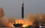 Door het Noord-Koreaanse staatspersbureau KCNA vrijgegeven foto van de lancering van de Hwasong-17, donderdag. beeld EPA