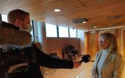 Räsänen (r.) woensdag na de uitspraak tegenover de Finse media. beeld Danielle Miettinen, CNE.news