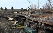 Vernietigde Russische tank. Typisch voor een aanval met een Amerikaanse Javelin antitankraket is dat deze de koepel van de tank afblaast bij de explosie. beeld AFP, Sergey Bobok