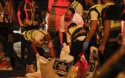 Israëlische medici op de plaats van een terreuraanslag in de ultraorthodoxe stad Elad, nabij Tel Aviv. Daarbij kwamen drie burgers om het leven, vier anderen raakten gewond. beeld EPA, Atef Safadi