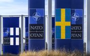 Een fotobewerking met de Finse en Zweedse vlag voor het NAVO-hoofdkwartier.