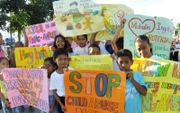 Kinderen in de Filipijnse hoofdstad Manila protesteren tegen kindermisbruik. beeld EPA, Francis R. Malasig